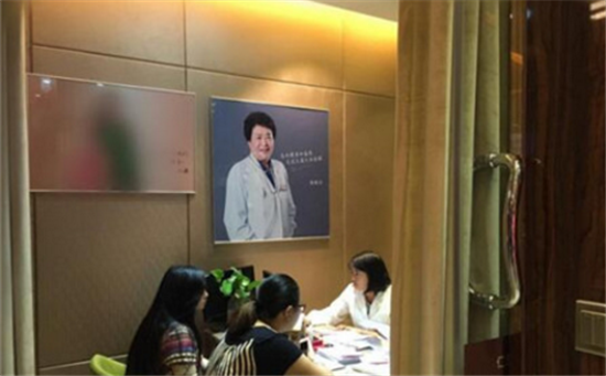 五华区龙泉路仁爱医院做人流的总顾问和影像中心主任是谁?